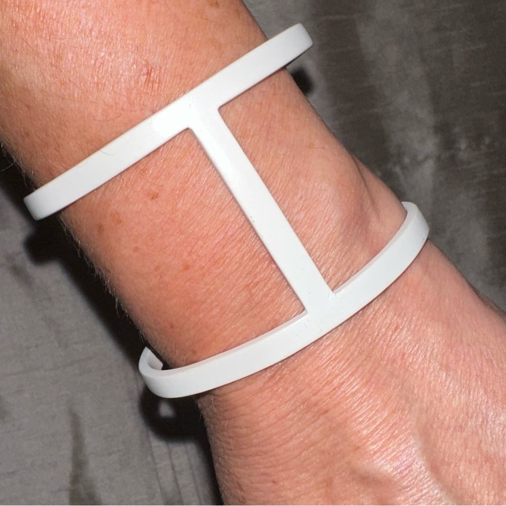 ⭐️VINCE CAMUTO⭐️RARE MOD WHITE CUFF BRACELET